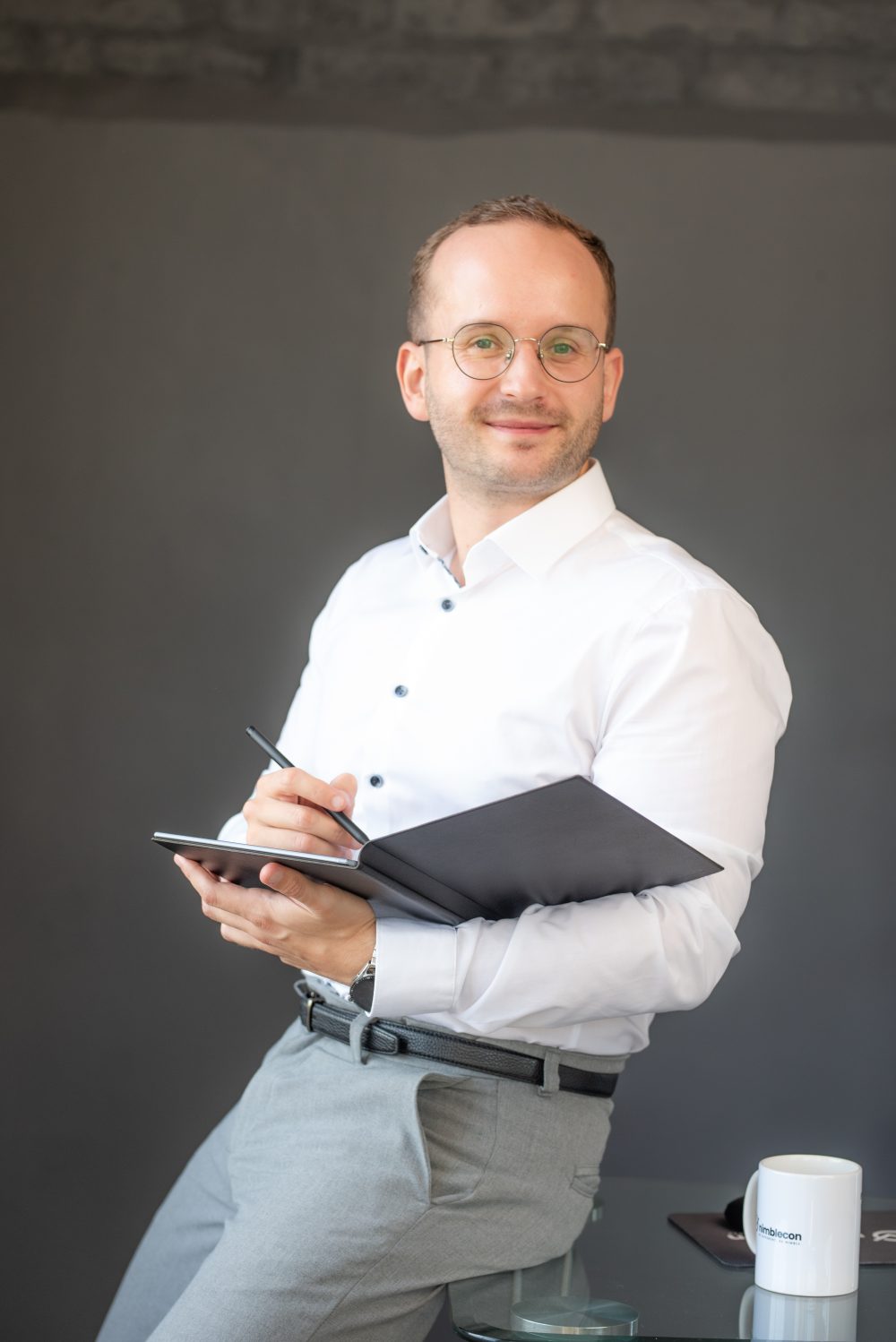 Milan Kölling holding his notebook